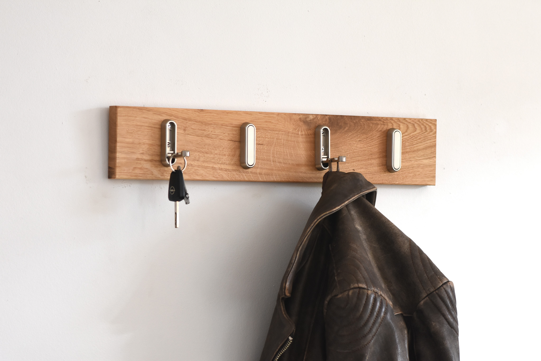 Dębowy wieszak ścienny z litego drewna – minimalistyczny design