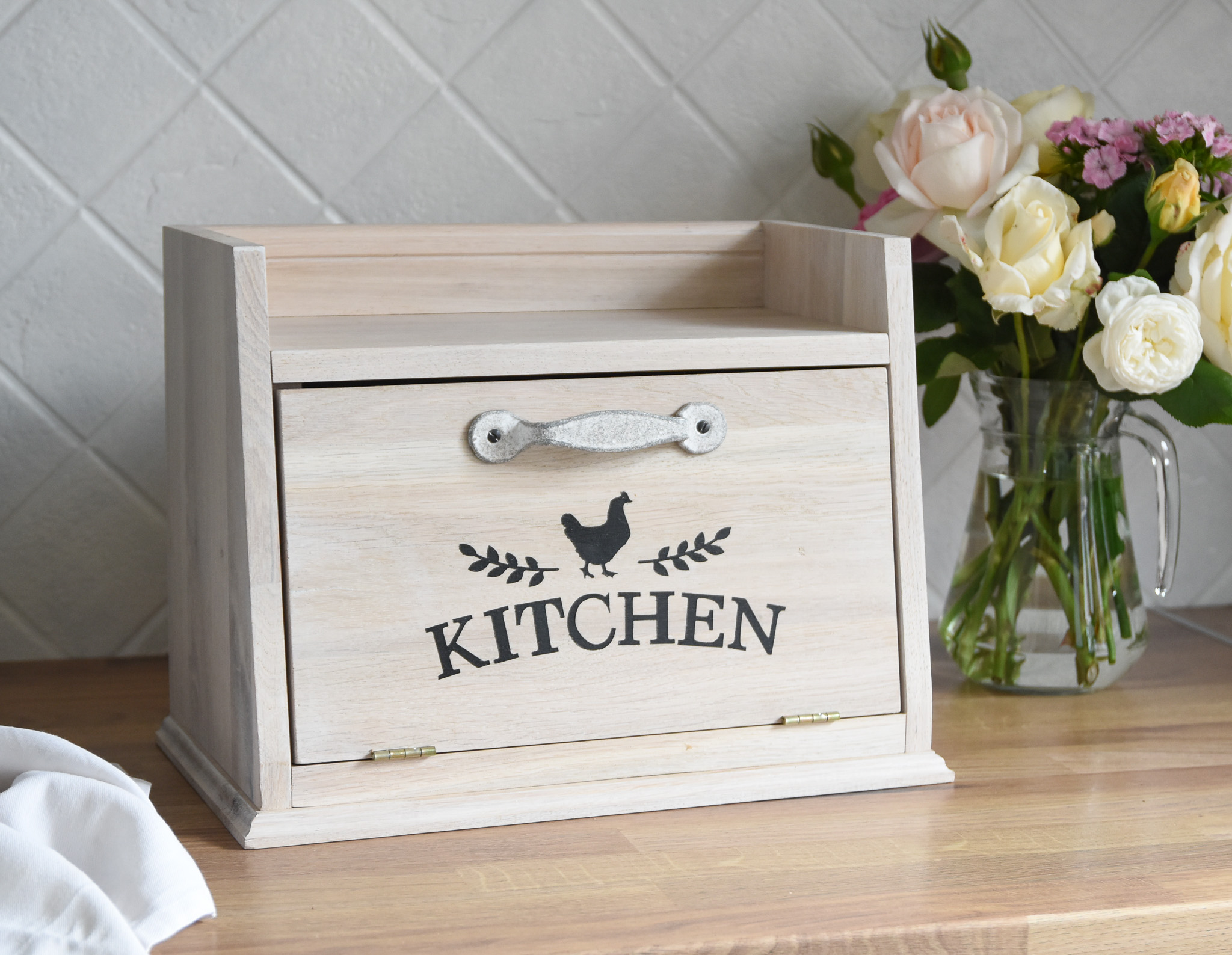 Dębowy chlebak z wykończeniem w odcieniu bielonego dębu „Kitchen”