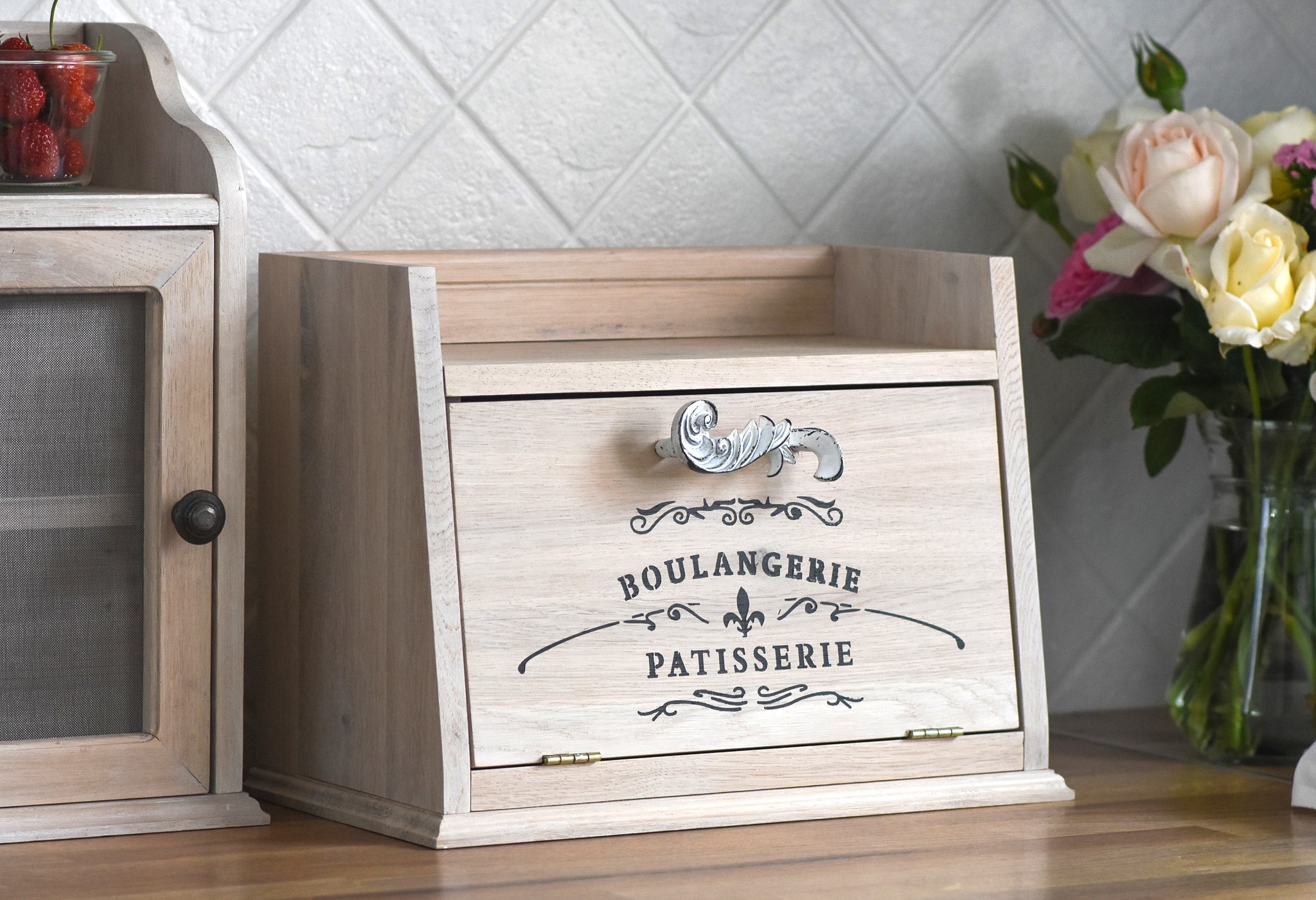 Dębowy chlebak z wykończeniem w odcieniu bielonego dębu „Boulangerie”